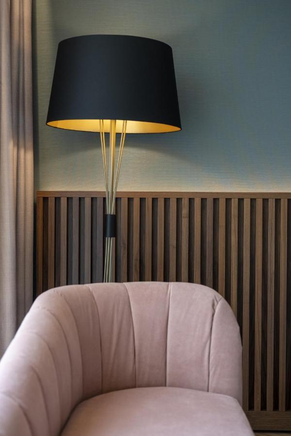 Renaissance Porto Lapa Hotel Esterno foto A floor lamp