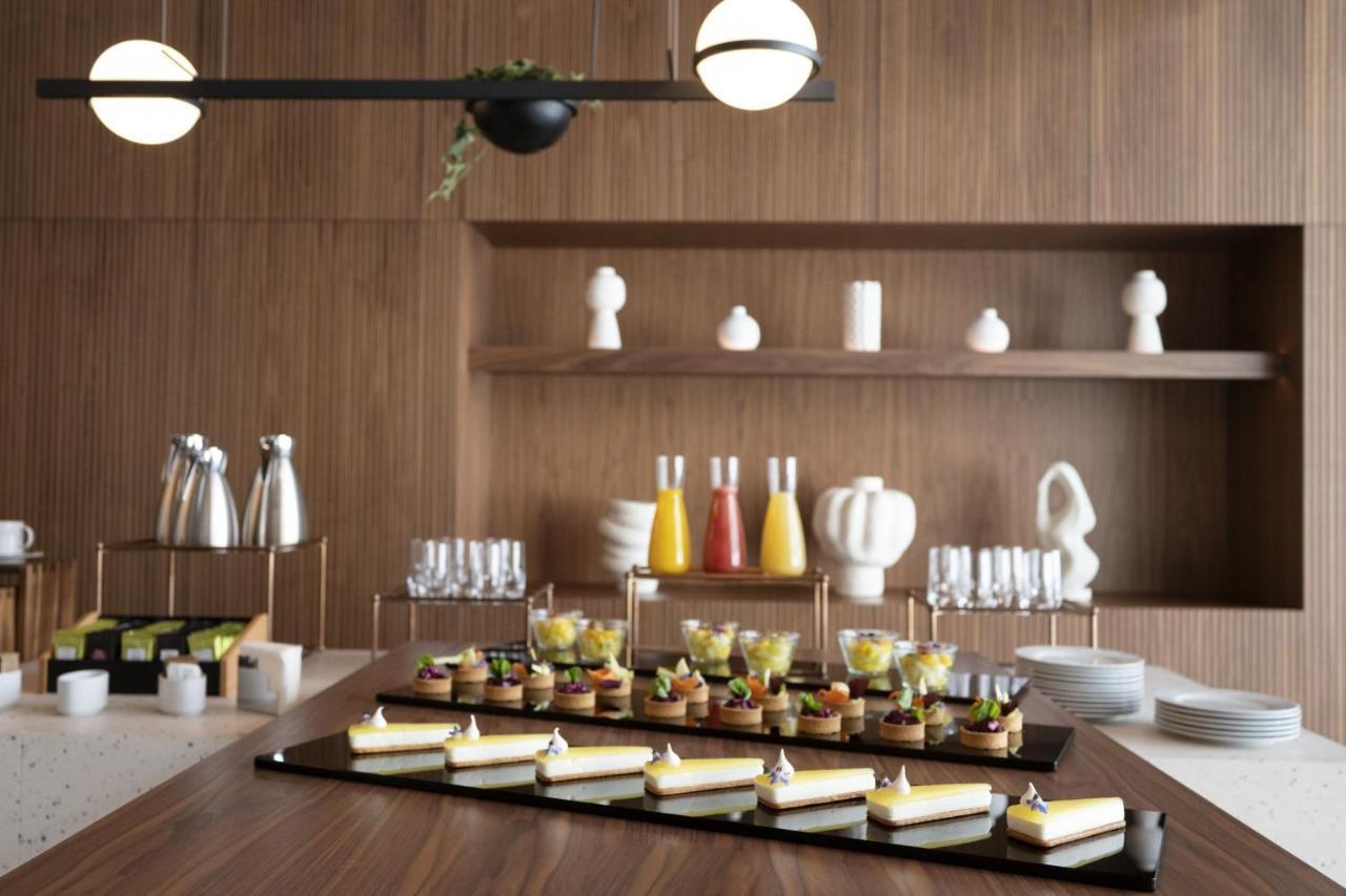 Renaissance Porto Lapa Hotel Esterno foto A selection of desserts