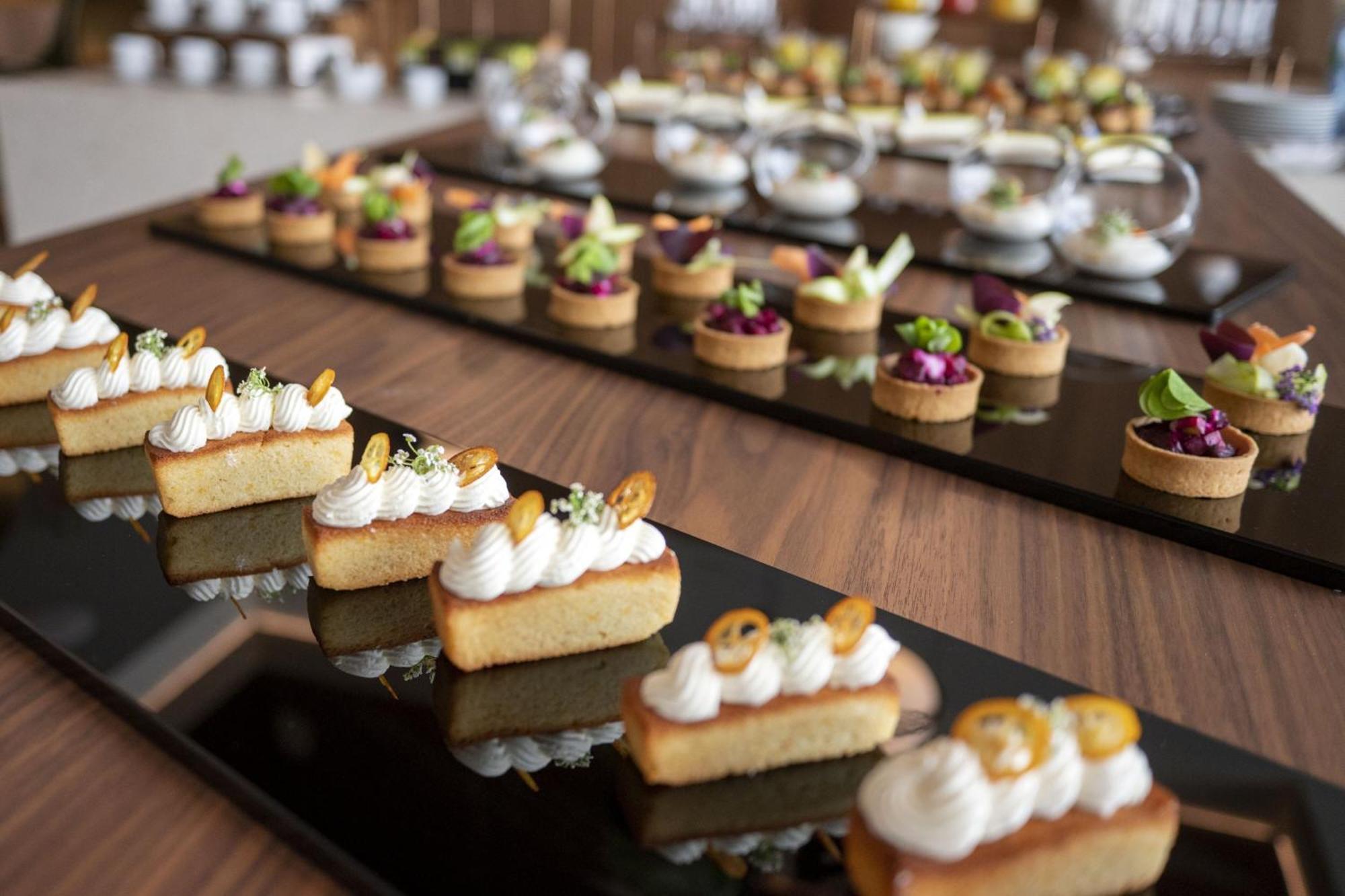 Renaissance Porto Lapa Hotel Esterno foto A selection of desserts